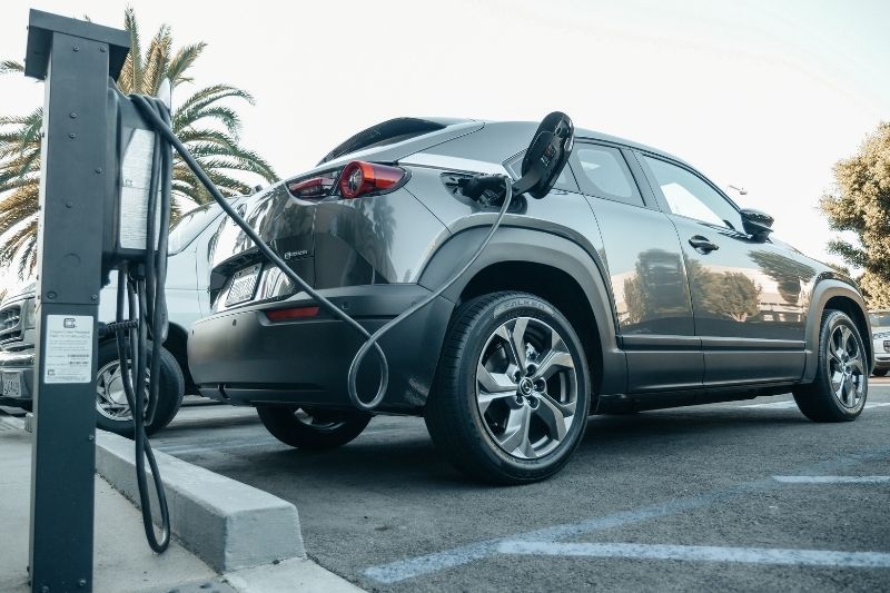 Electric Car Charging Guide: The Dos and Don'ts #obimagazine #electriccars #electriccarcharging #EVownners